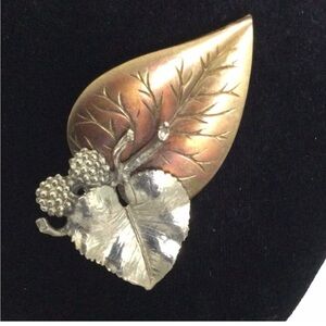 Woman’s Vintage Brooch lives up to the very elegant look. Color sliver & brass